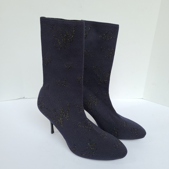 Stuart Weitzman | The Violetta 80 SW Logo Navy Mid-Calf Sock Stretch Knit Bootie - Picture 2 of 13